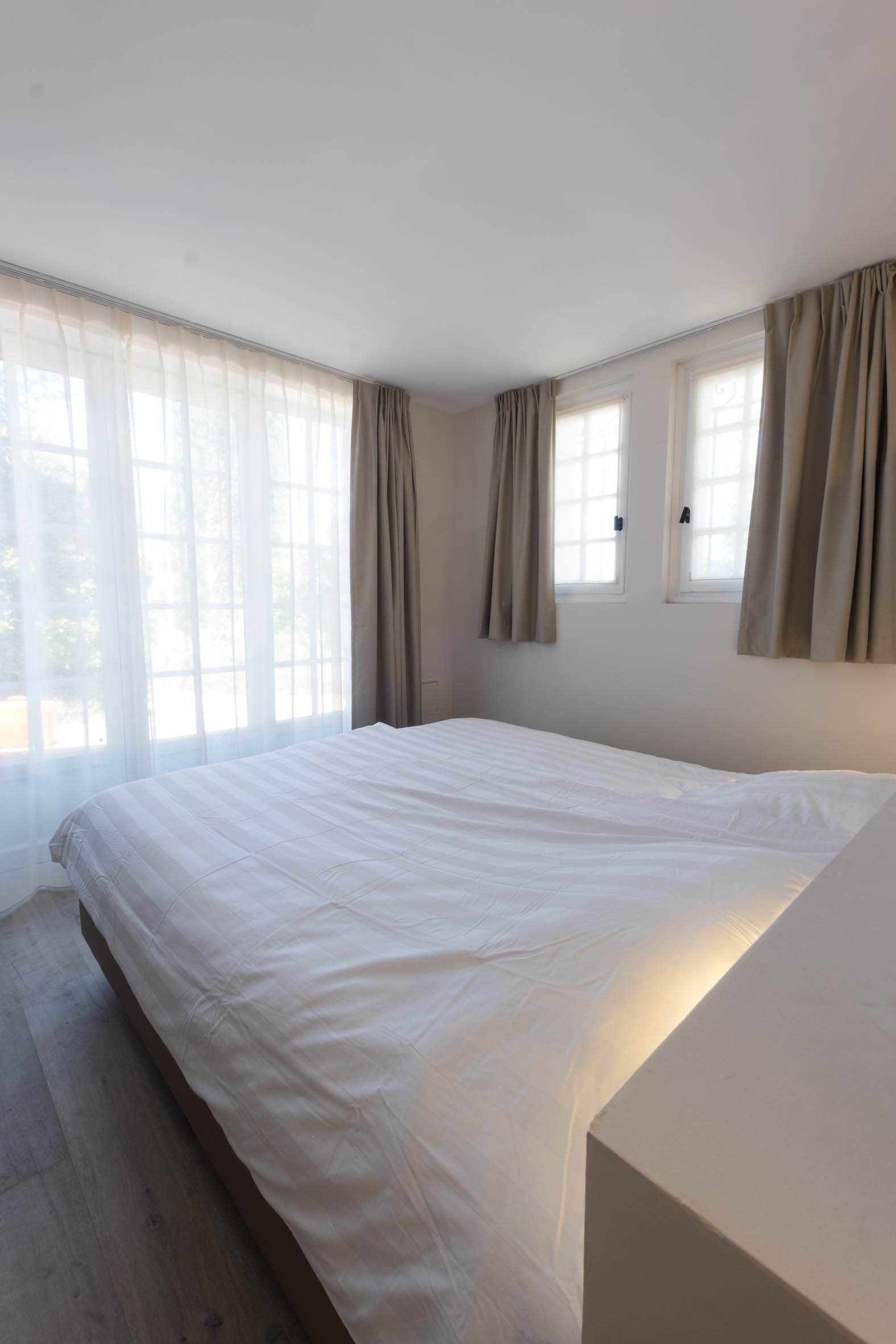 Bett und Fenster zur Gartenseite in Chambre Cerise
