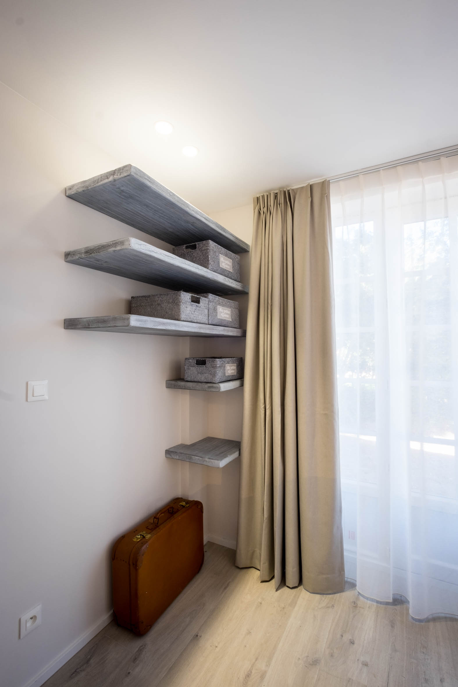 Offene Regale in Chambre Cerise