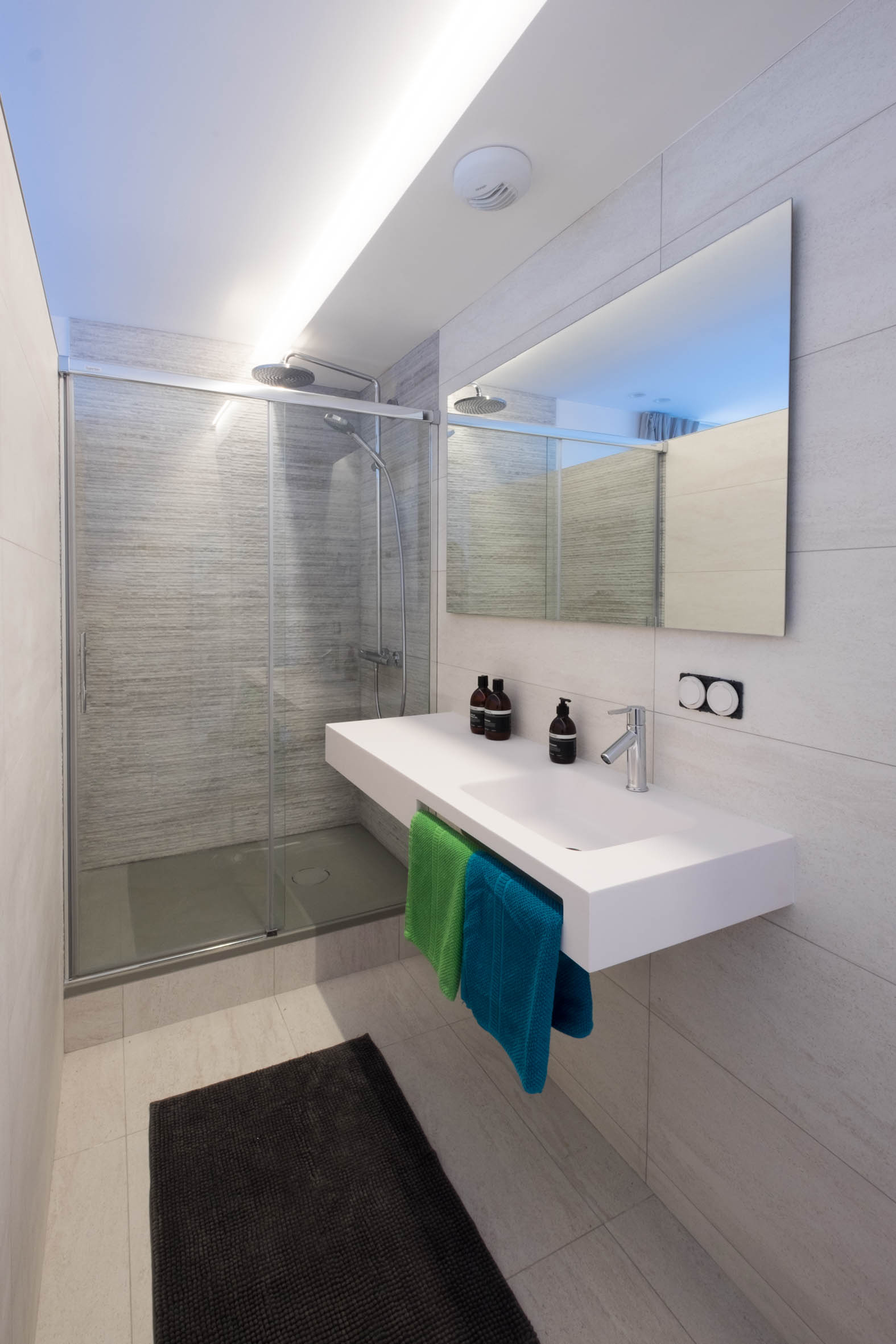 Salle de bain Cerise mit begehbarer Dusche und wandhängendem Waschbecken