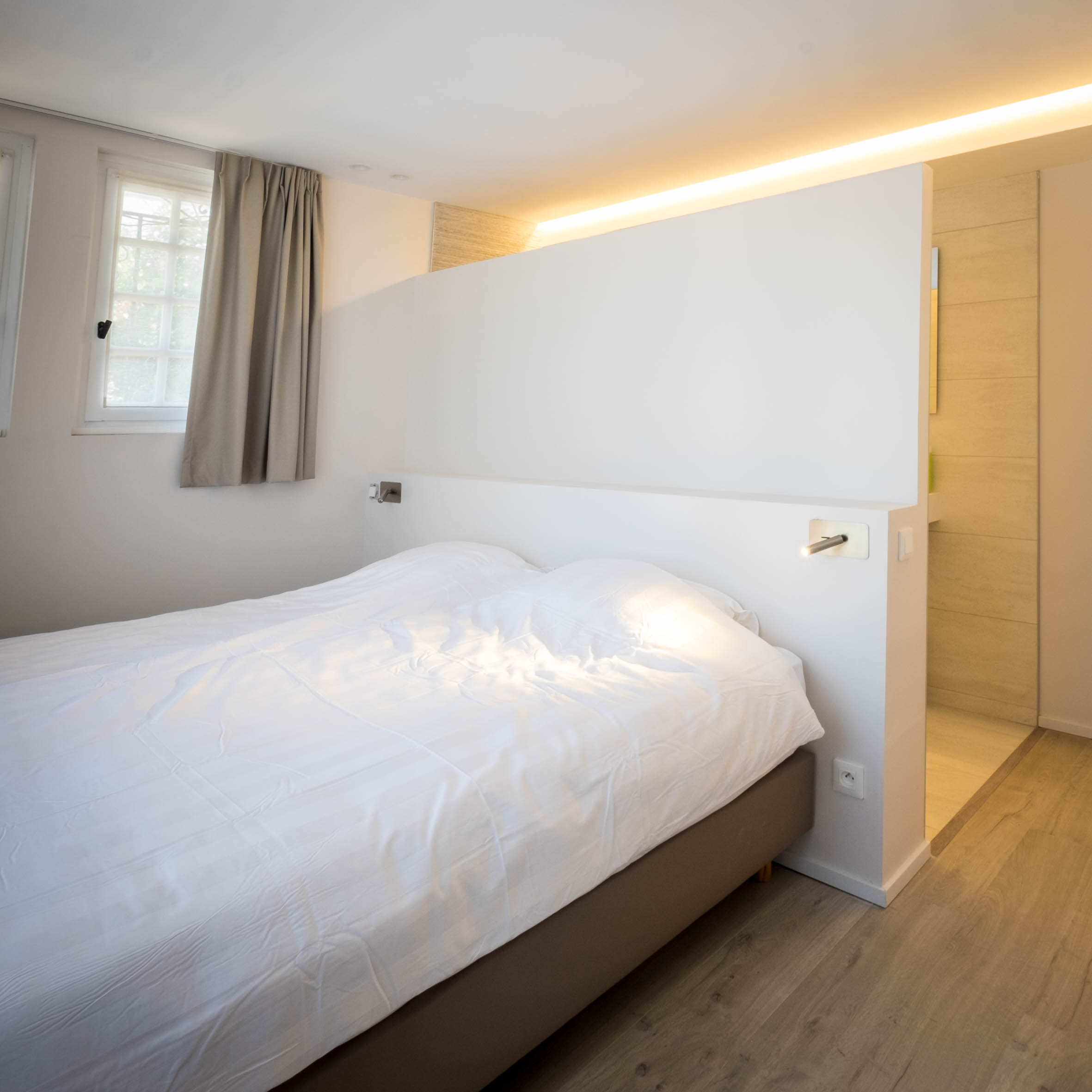 Chambre Cerise mit der Tür zum eigenen Bad