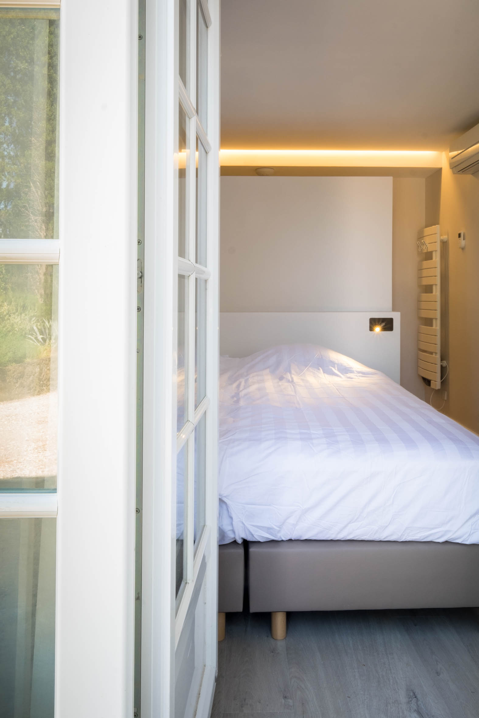 Blick durch die Glastür in Chambre Cerise