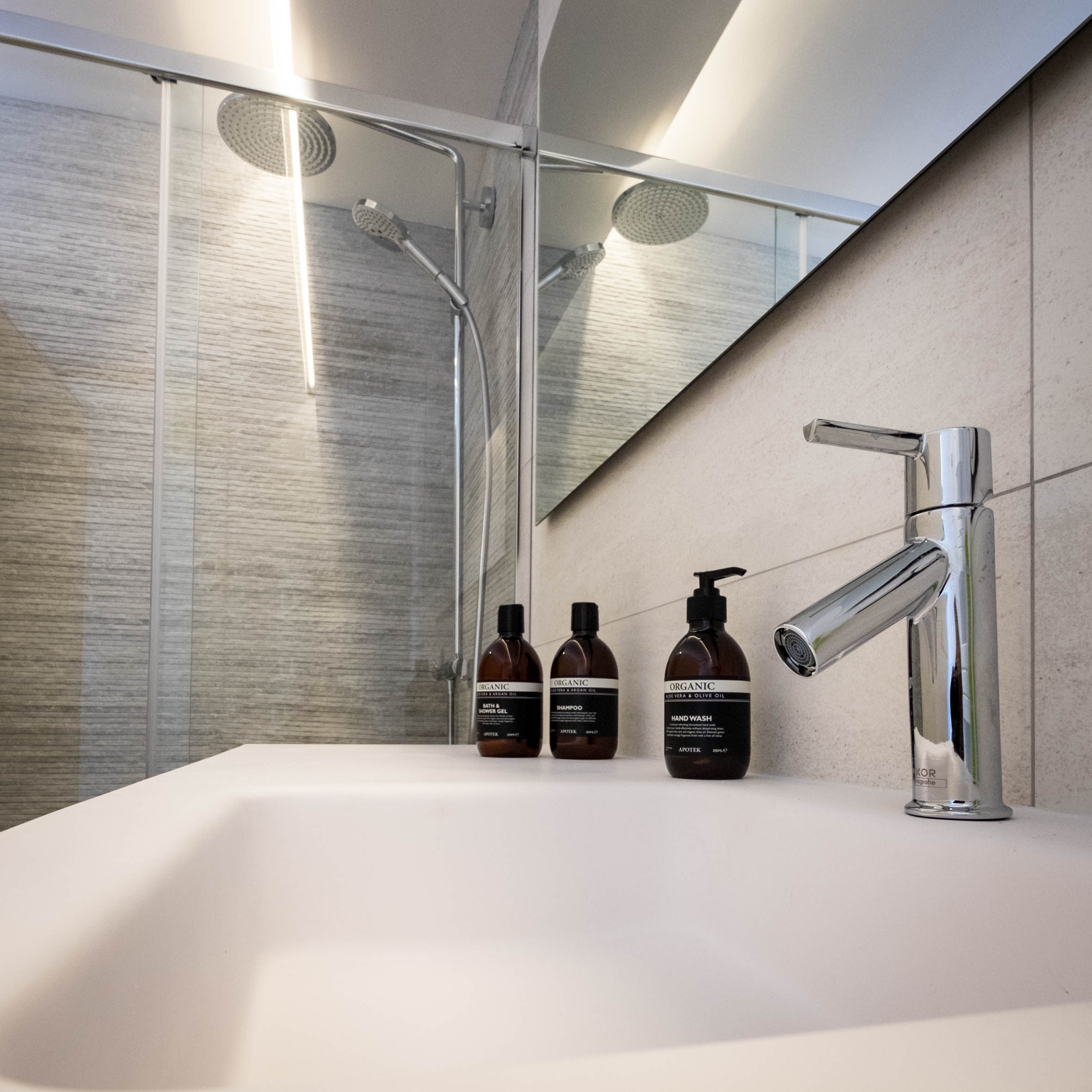 Waschbecken und Regendusche im Salle de bain Cerise