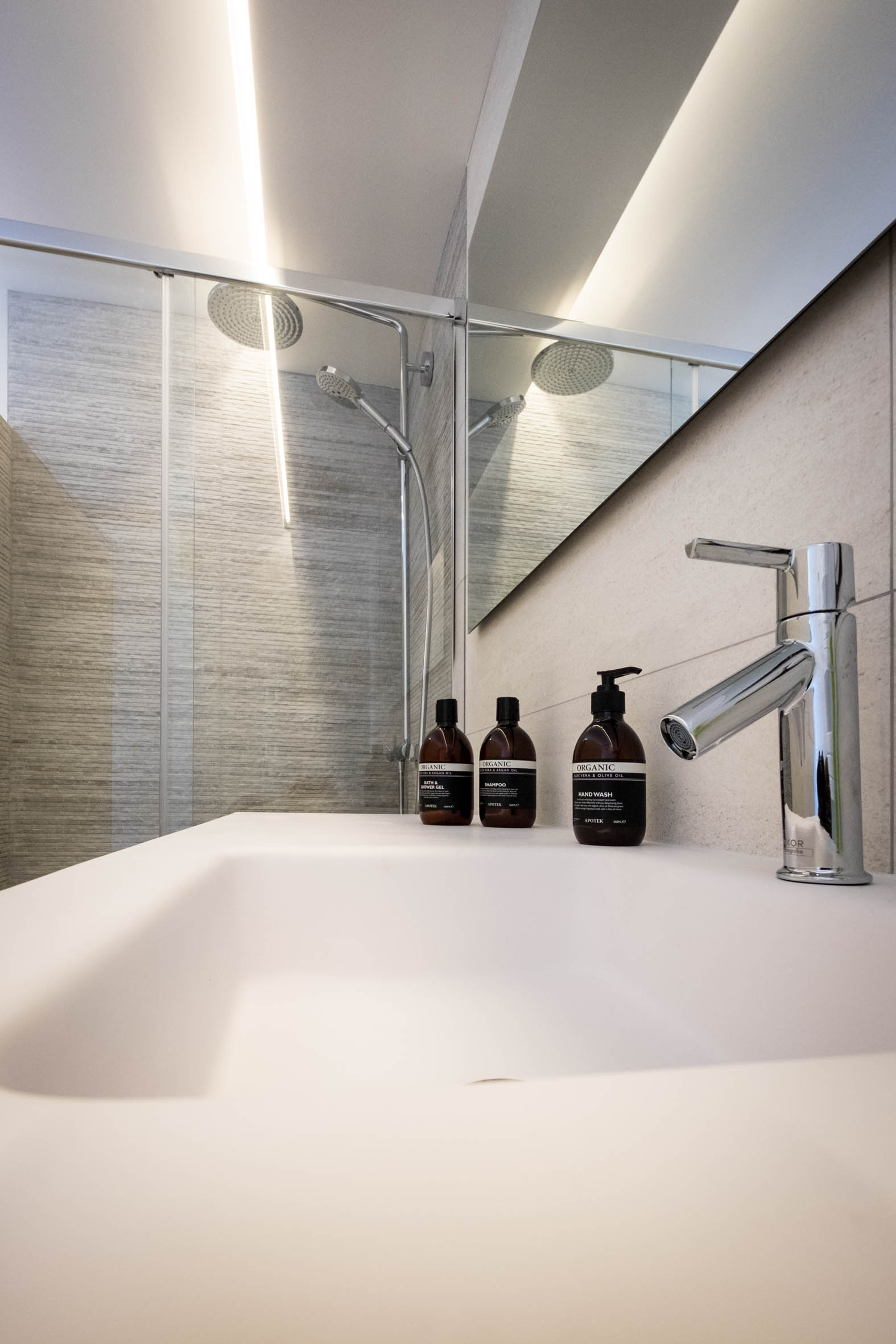 Regendusche und Waschbecken im Salle de bain Cerise, Alosa Terrace