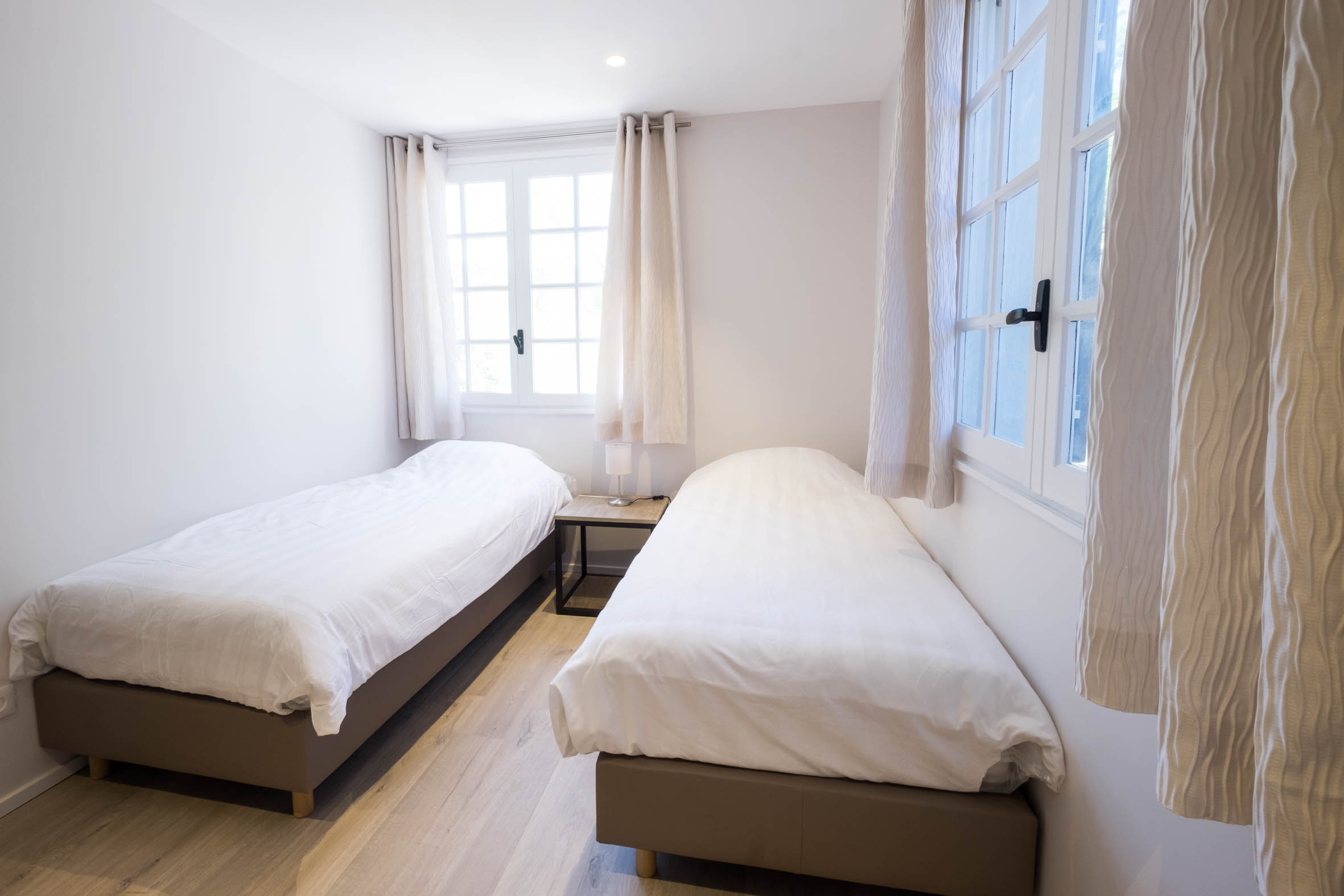 Chambre Sardane mit zwei Einzelbetten und einem Fenster