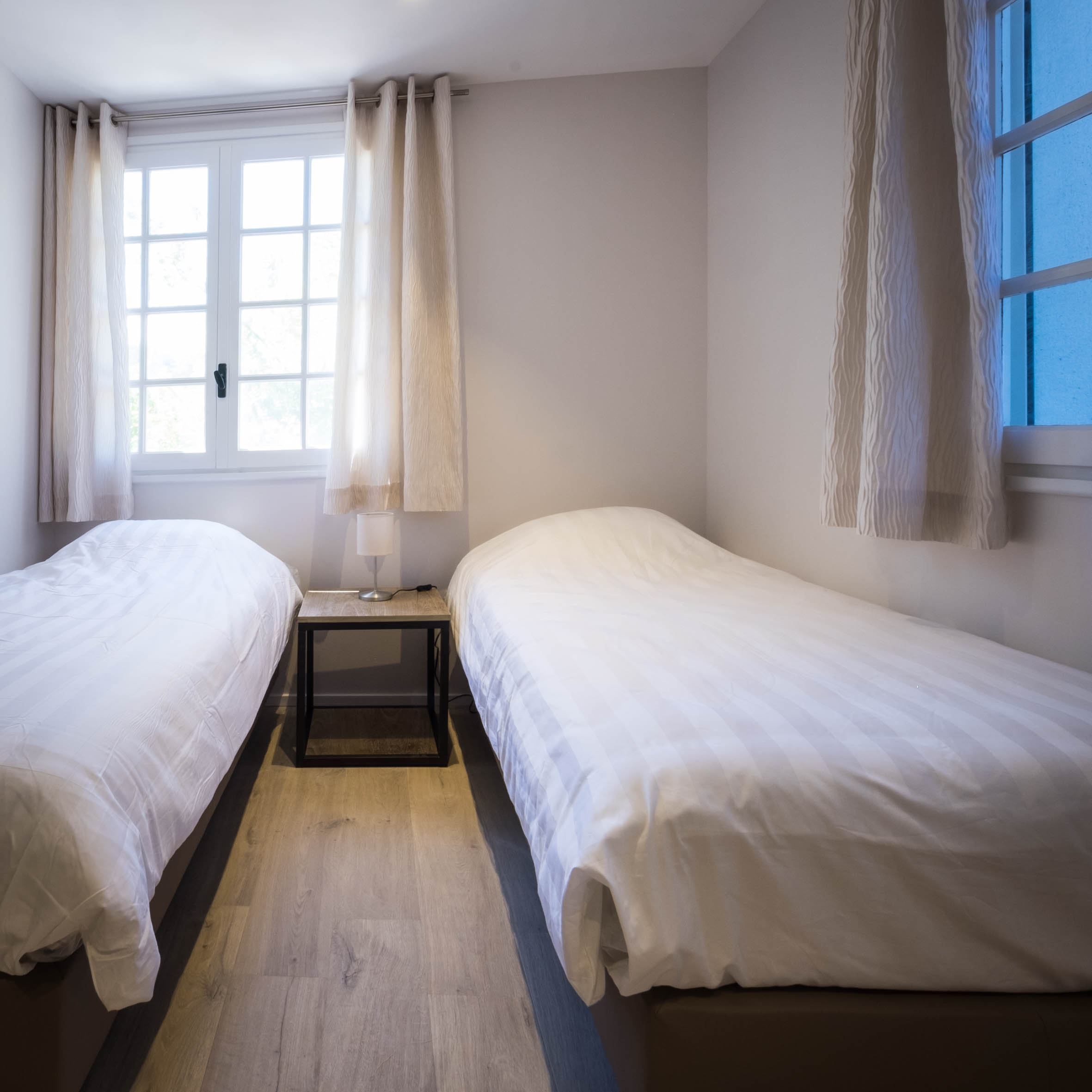 Zwei Einzelbetten in Chambre Sardane, Alosa Terrace