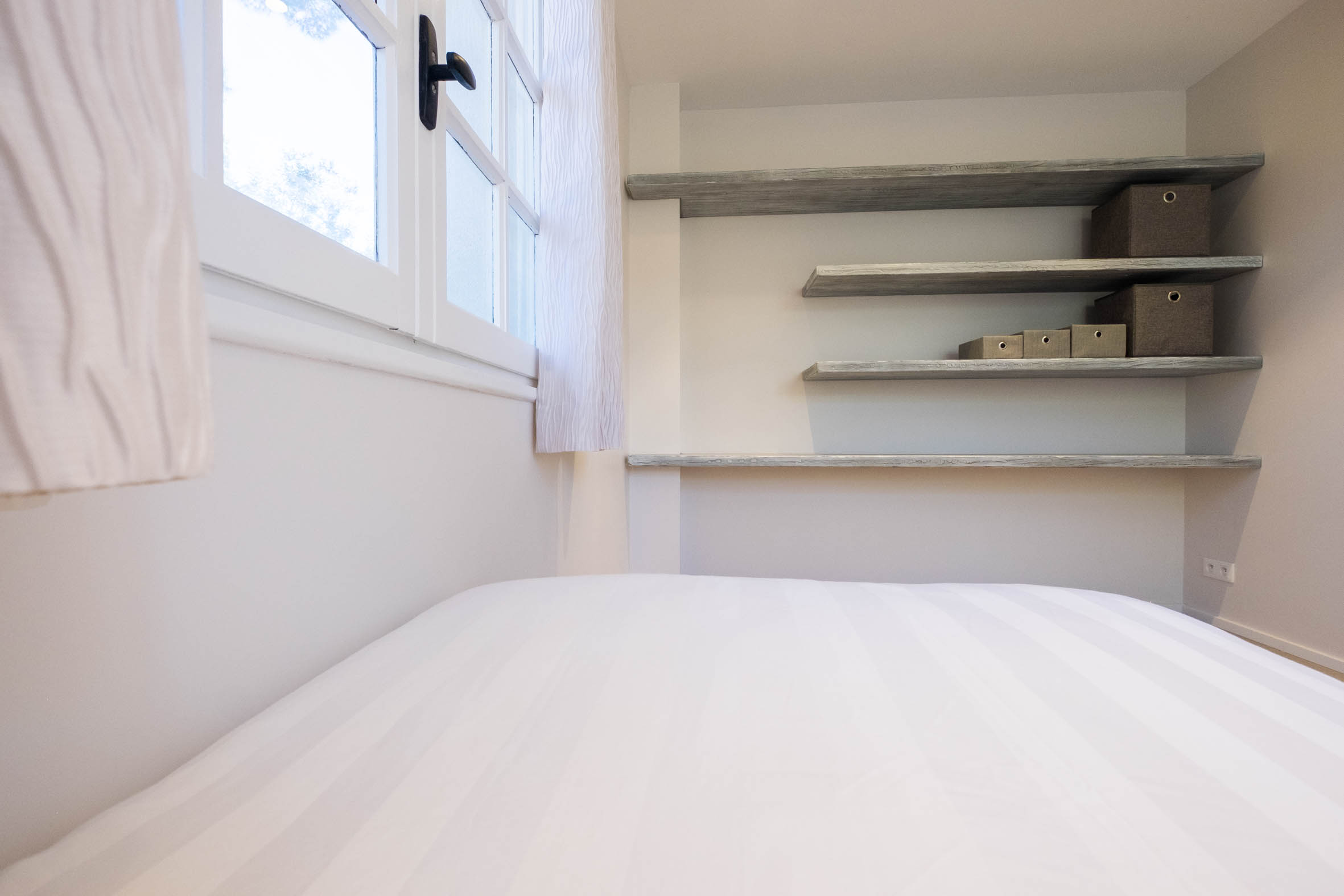 Cama de la Chambre Olivier bajo estantes de pared grises