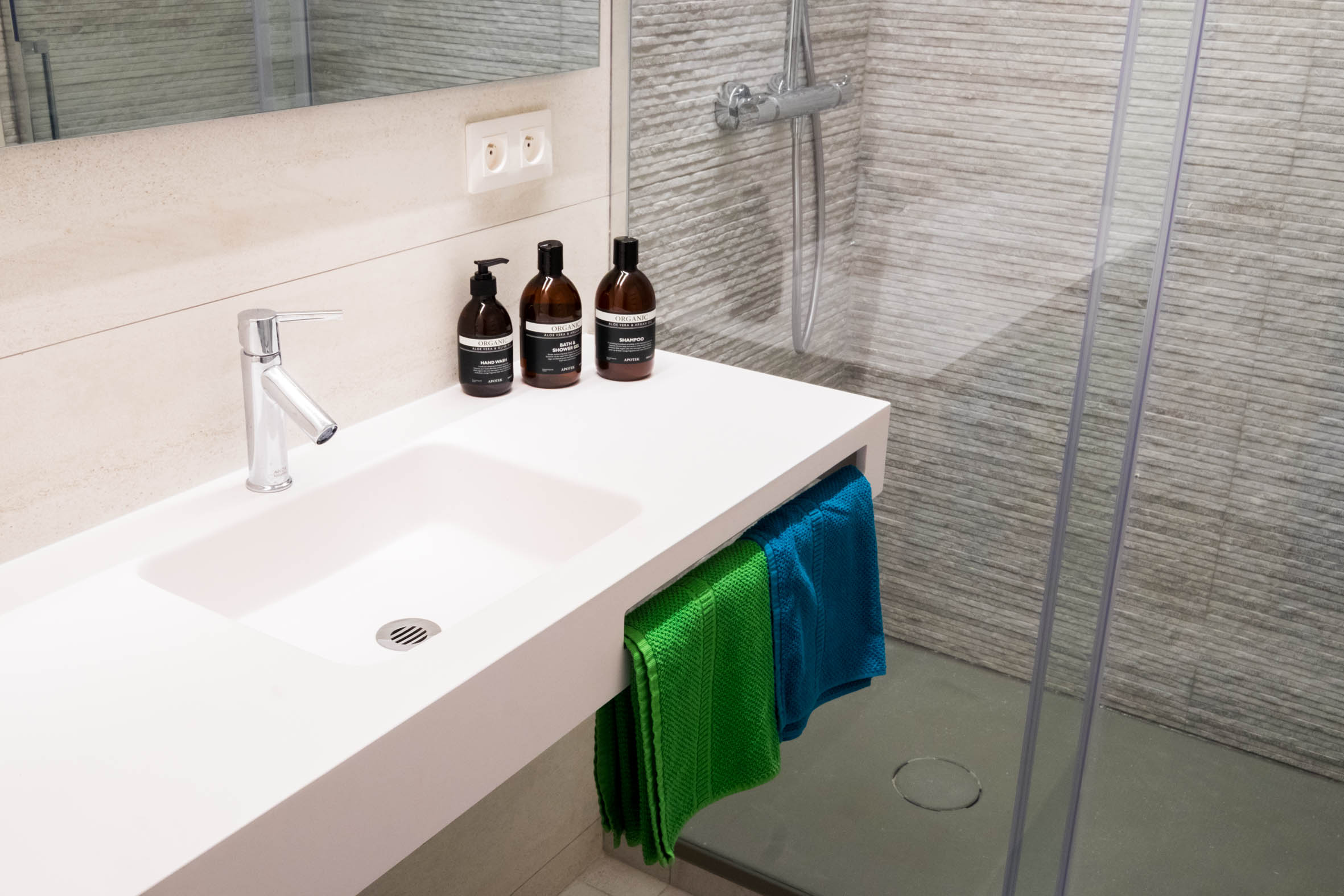 Lavabo accanto alla doccia walk-in nel bagno di Alosa Terrace