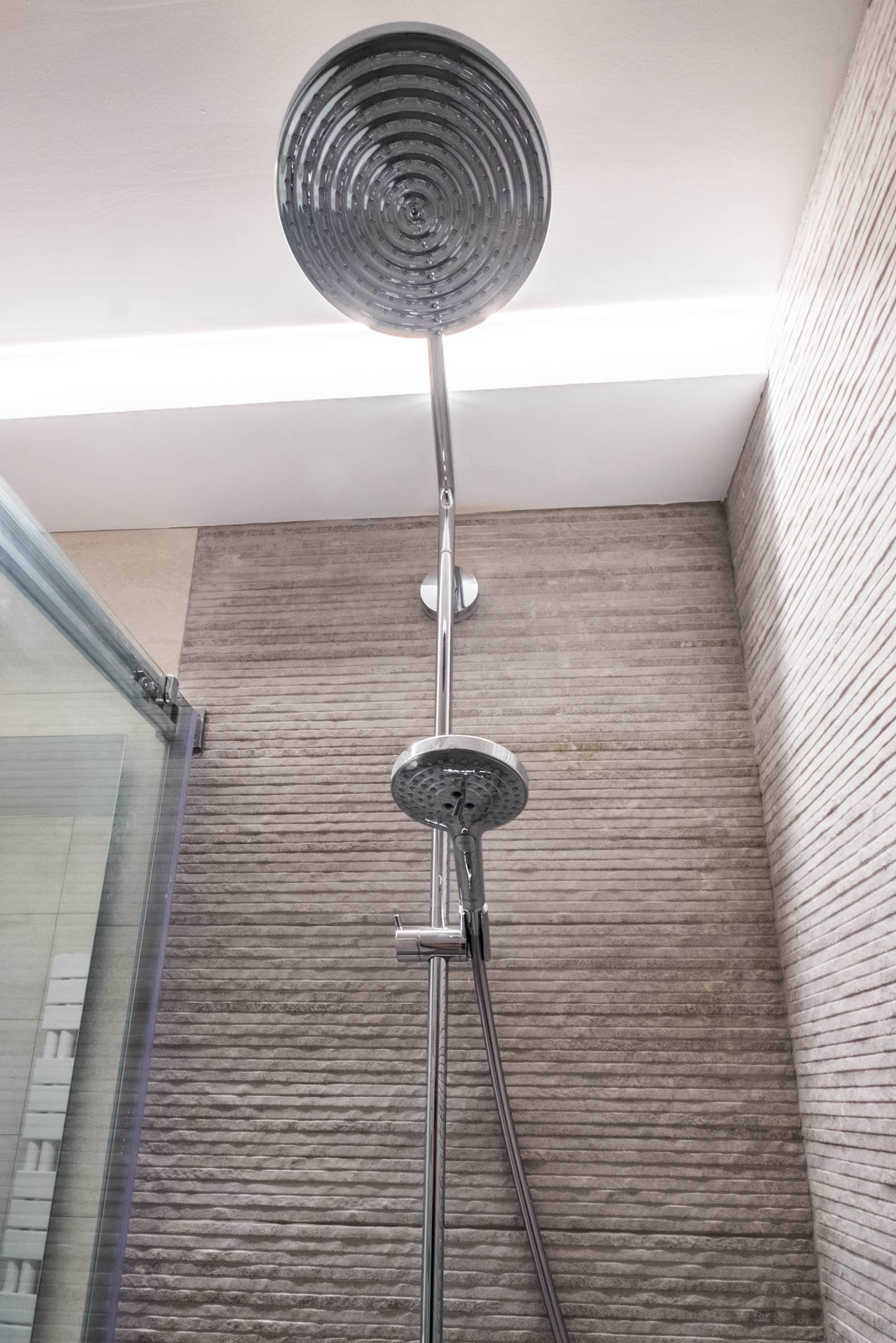 Doccia a pioggia walk-in nel bagno di Alosa Terrace