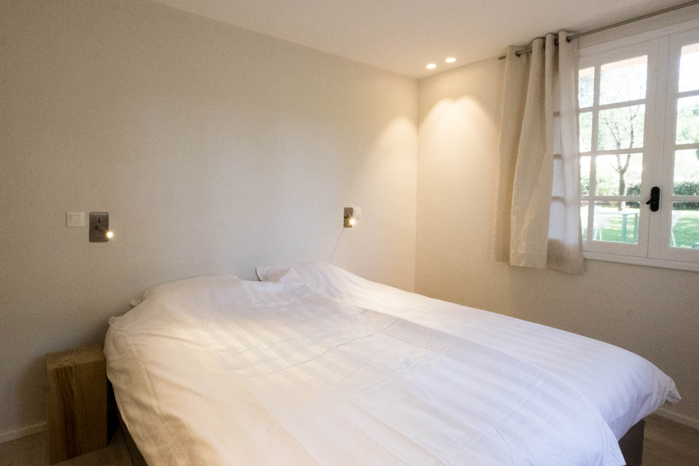 Cama king size y ventana de la Chambre Olivier