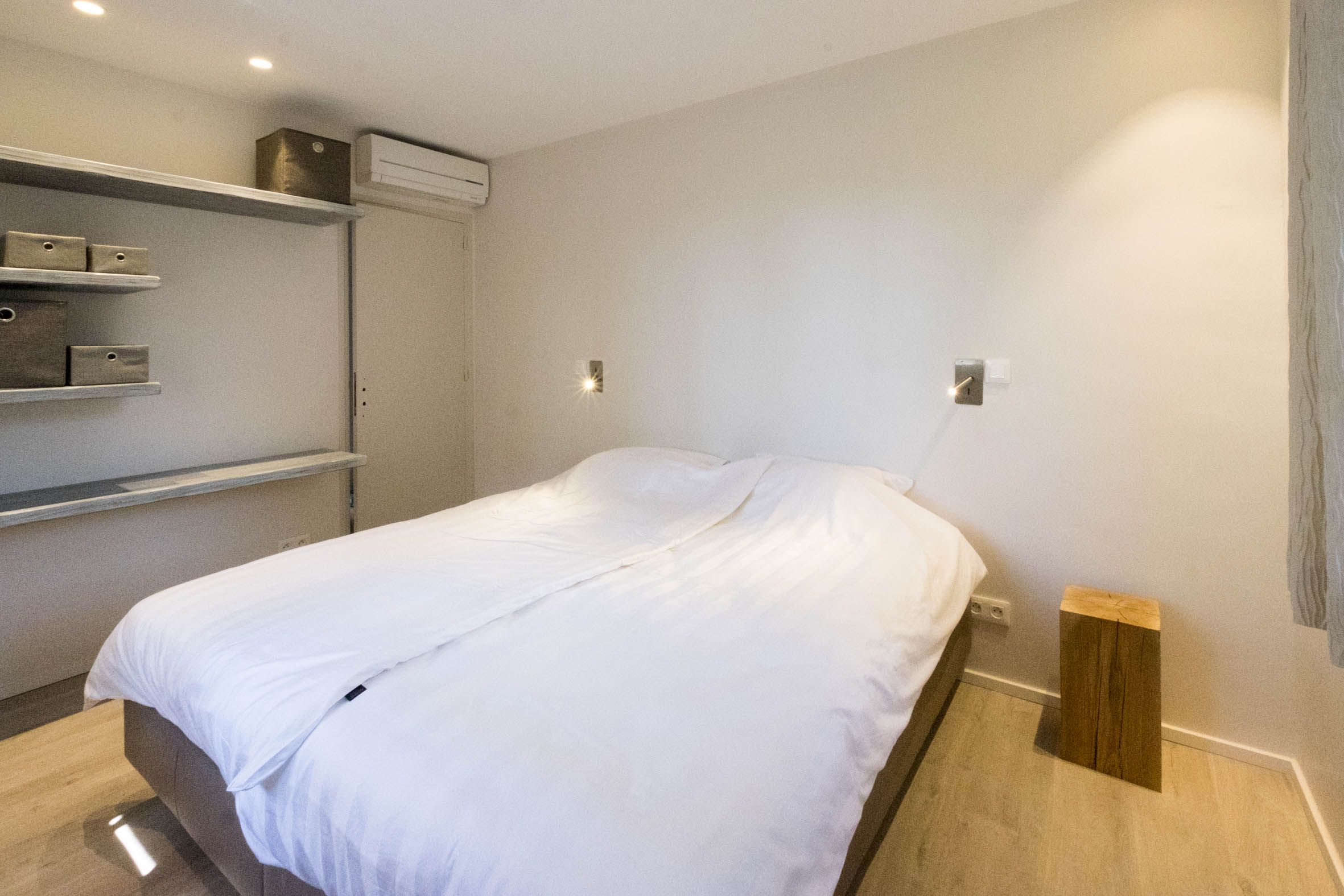 Chambre Olivier con cama, estantes de pared y aire acondicionado