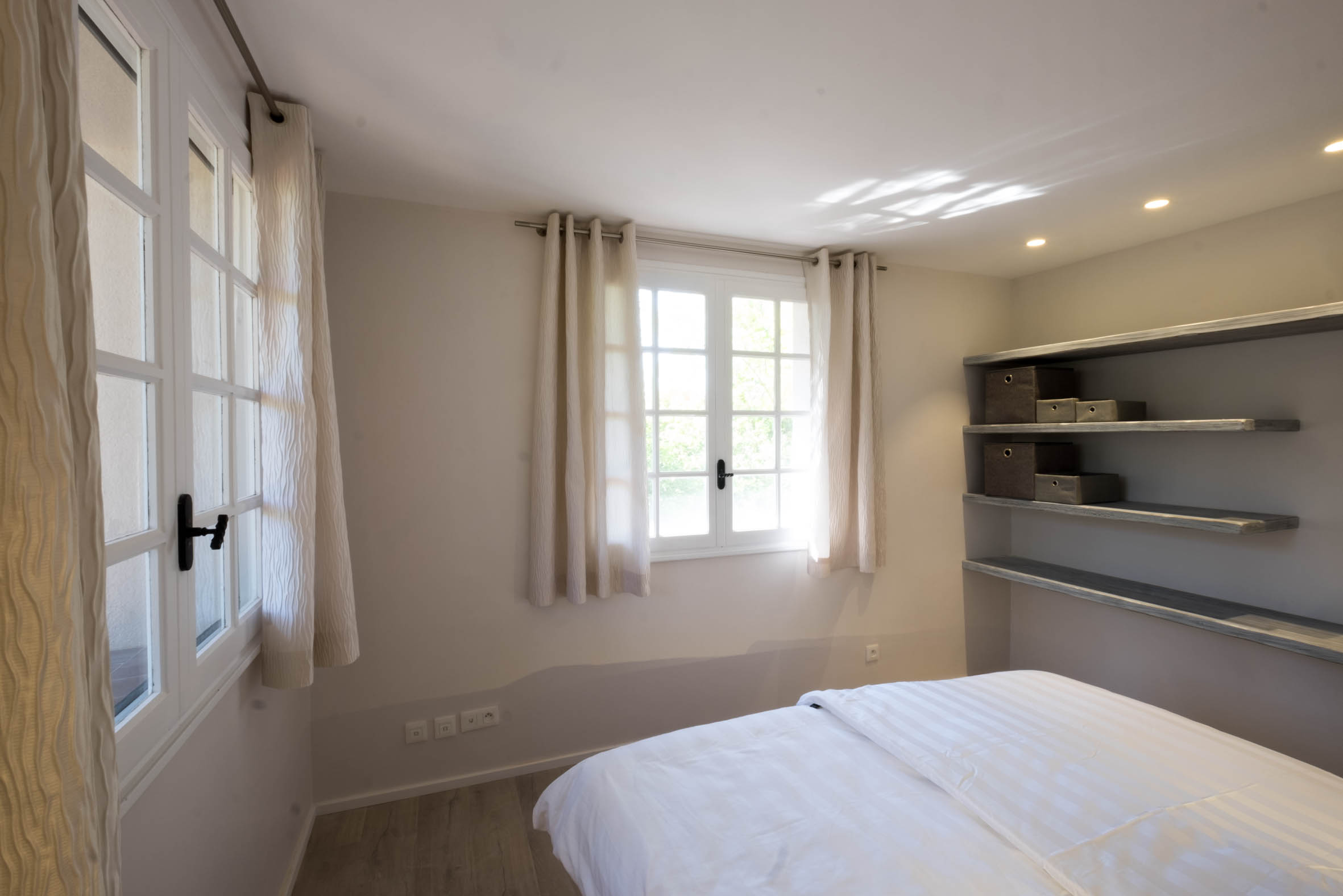 Chambre Olivier con estantes de pared y ventana