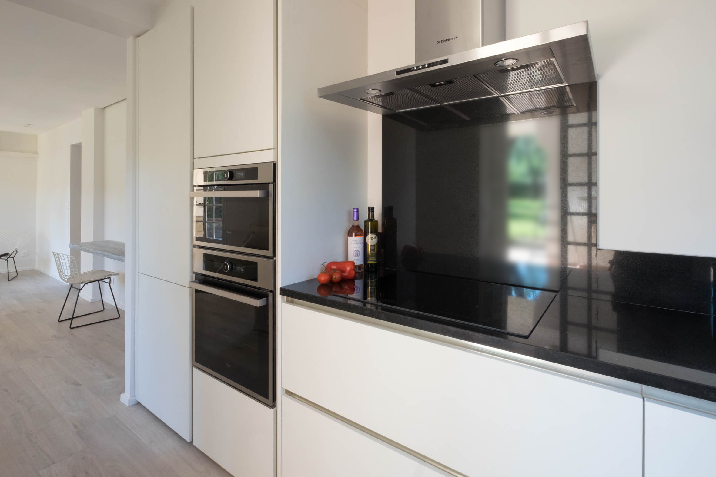 Cocina de Alosa Terrace con hornos empotrados y placa de inducción
