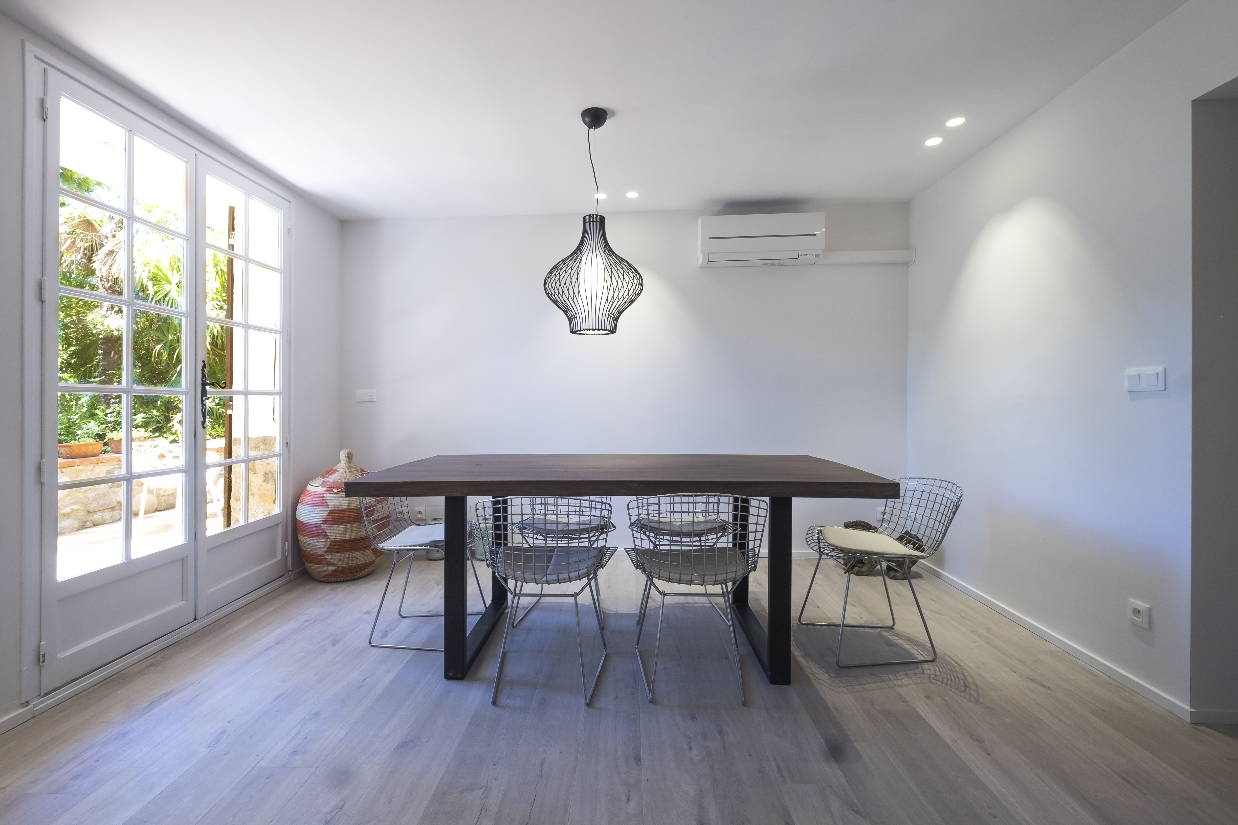 Comedor de Alosa Terrace con mesa y ventanales
