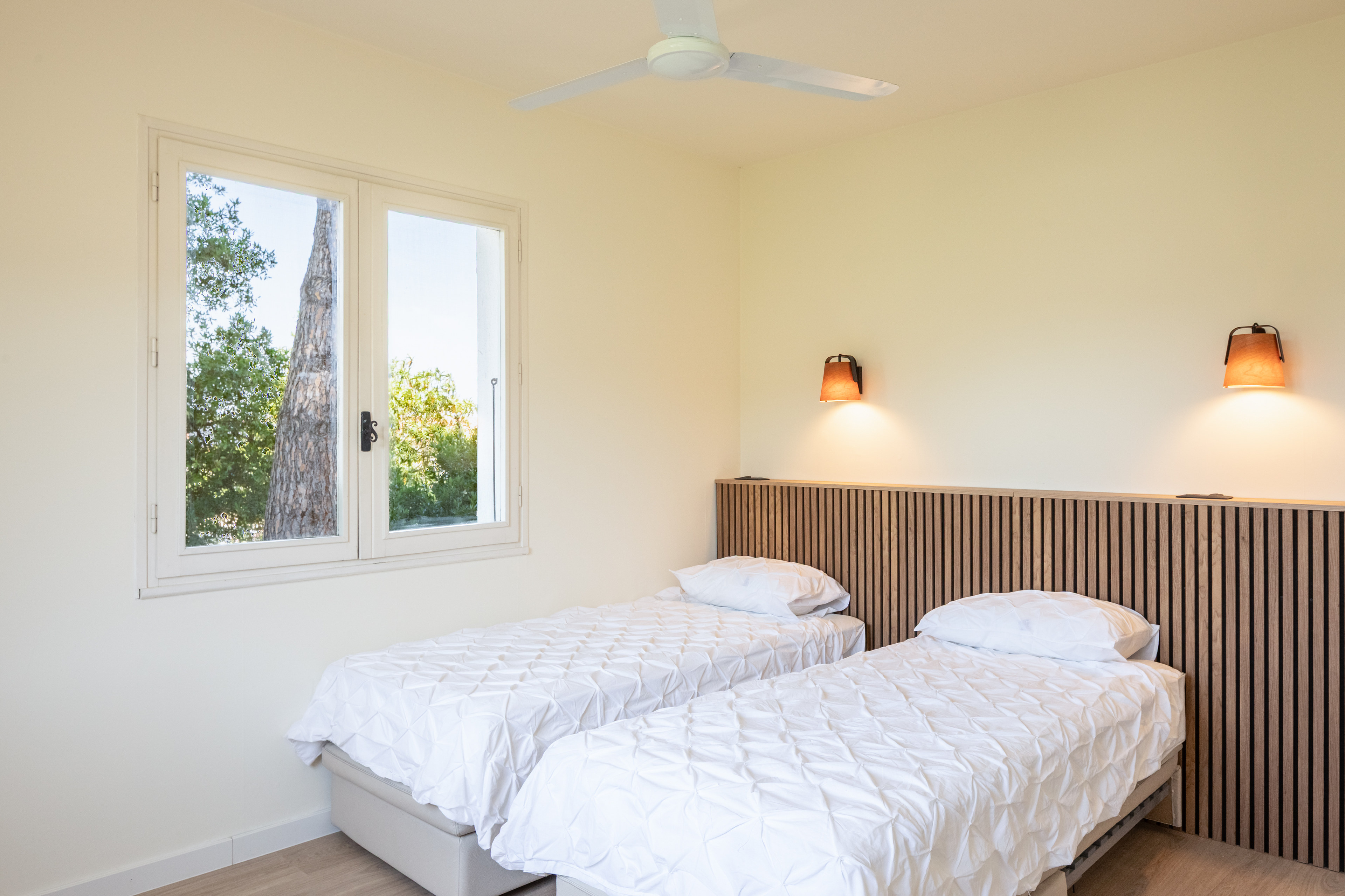 Le Tech, el dormitorio con dos camas de Alosa Balcon, con dos camas individuales y cabecero de madera