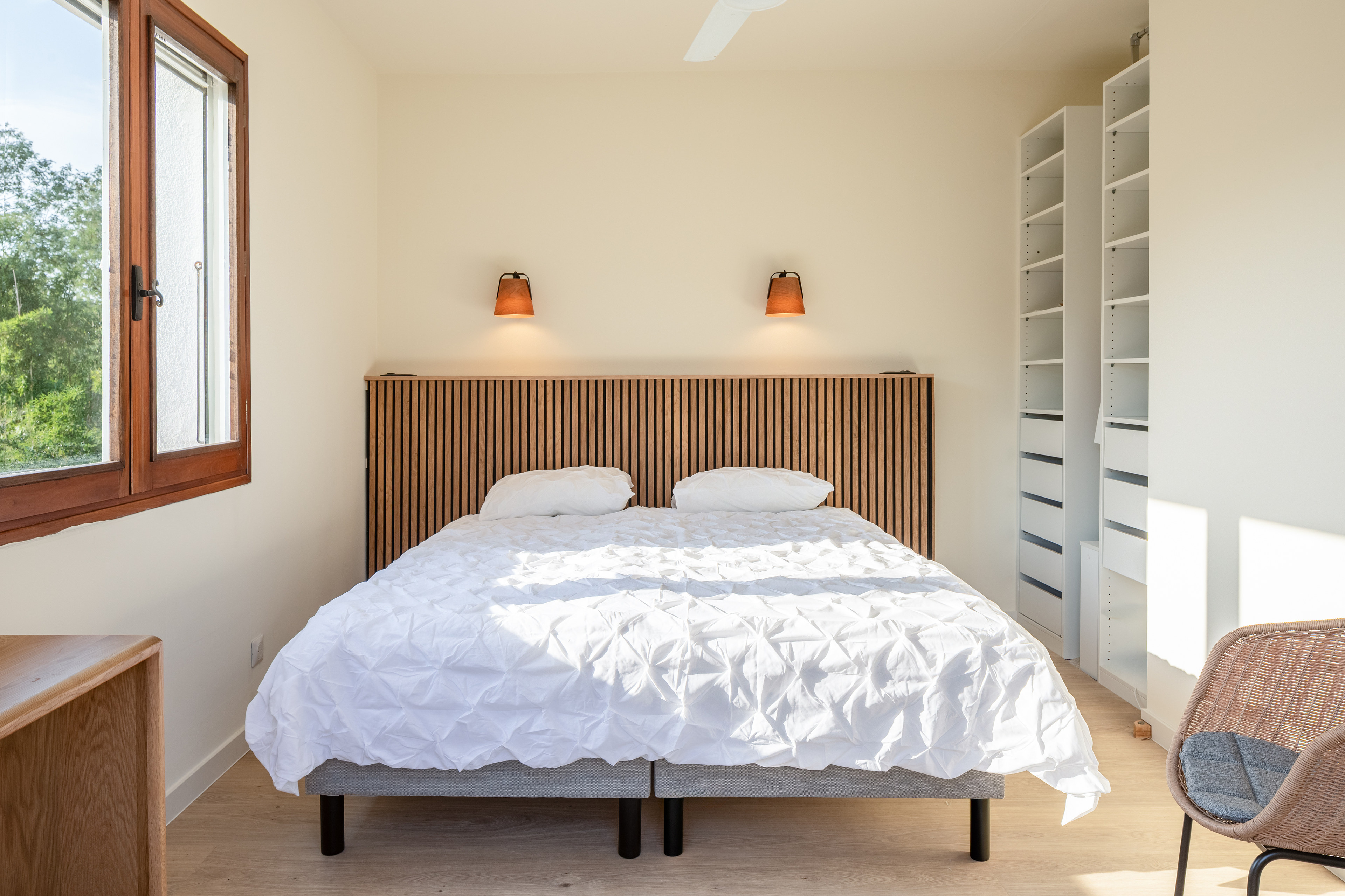 Canigou, un dormitorio doble de Alosa Balcon, con cabecero de madera y armario abierto