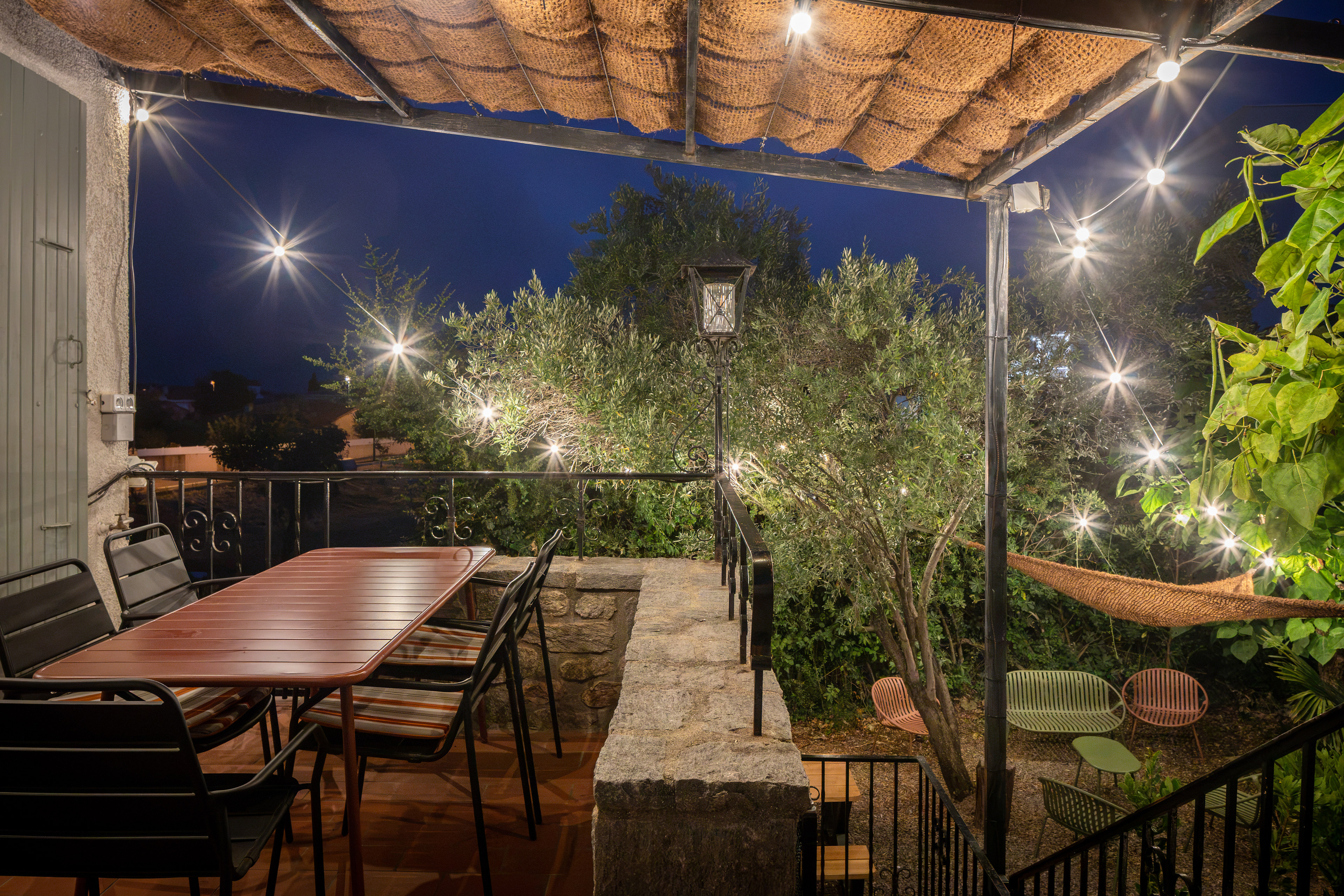 Die Terrasse von Alosa Balcon bei Nacht unter einer Lichterkette