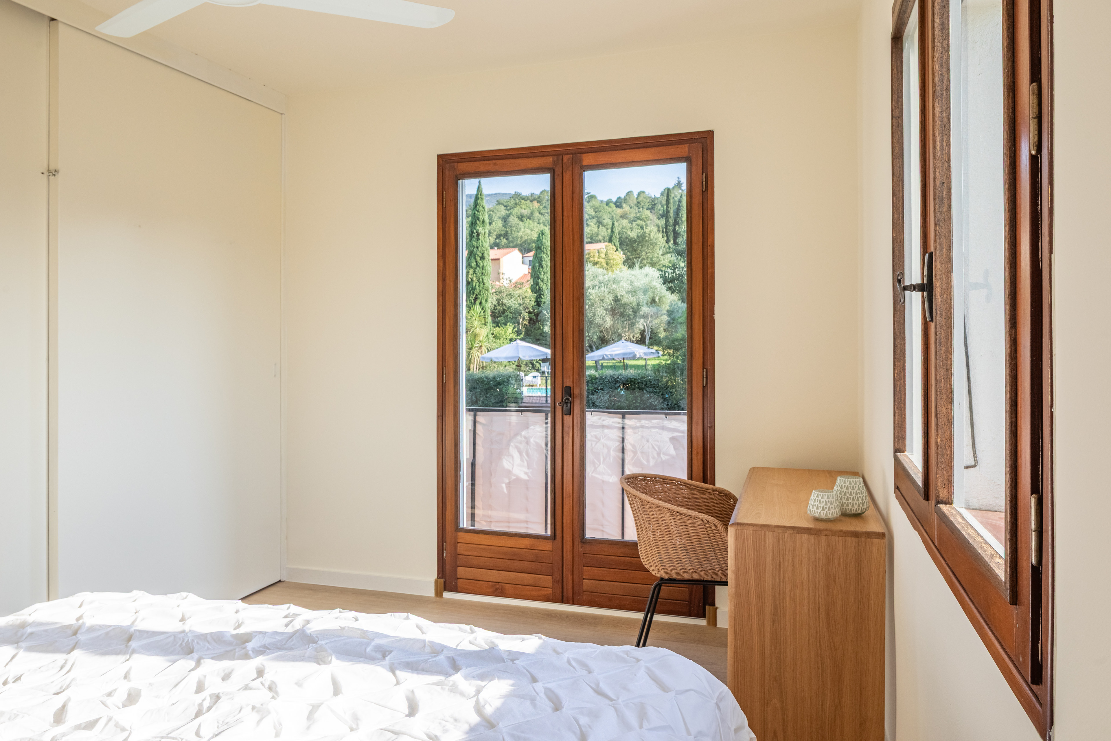 Dormitorio Canigou de Alosa Balcon con puertas acristaladas que dan a la terraza