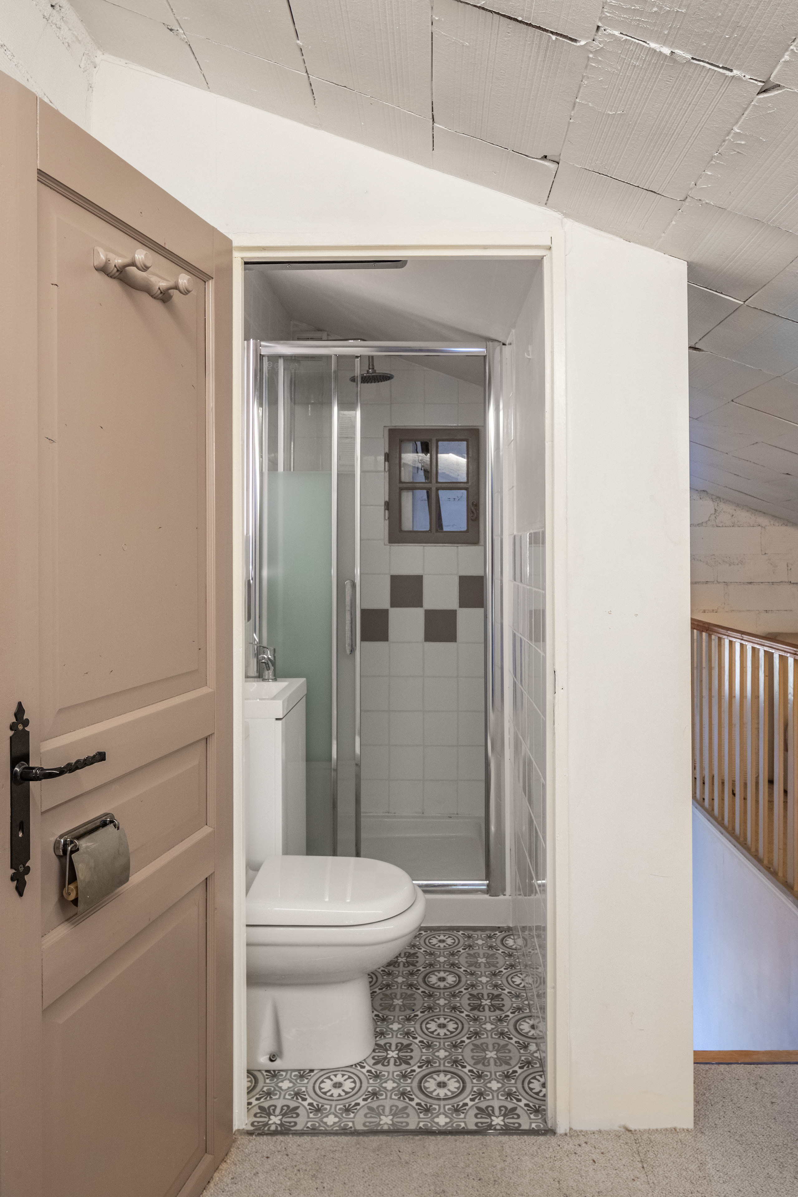 Petite salle de bain de Alosa Balcon: un pequeño cuarto de ducha con inodoro