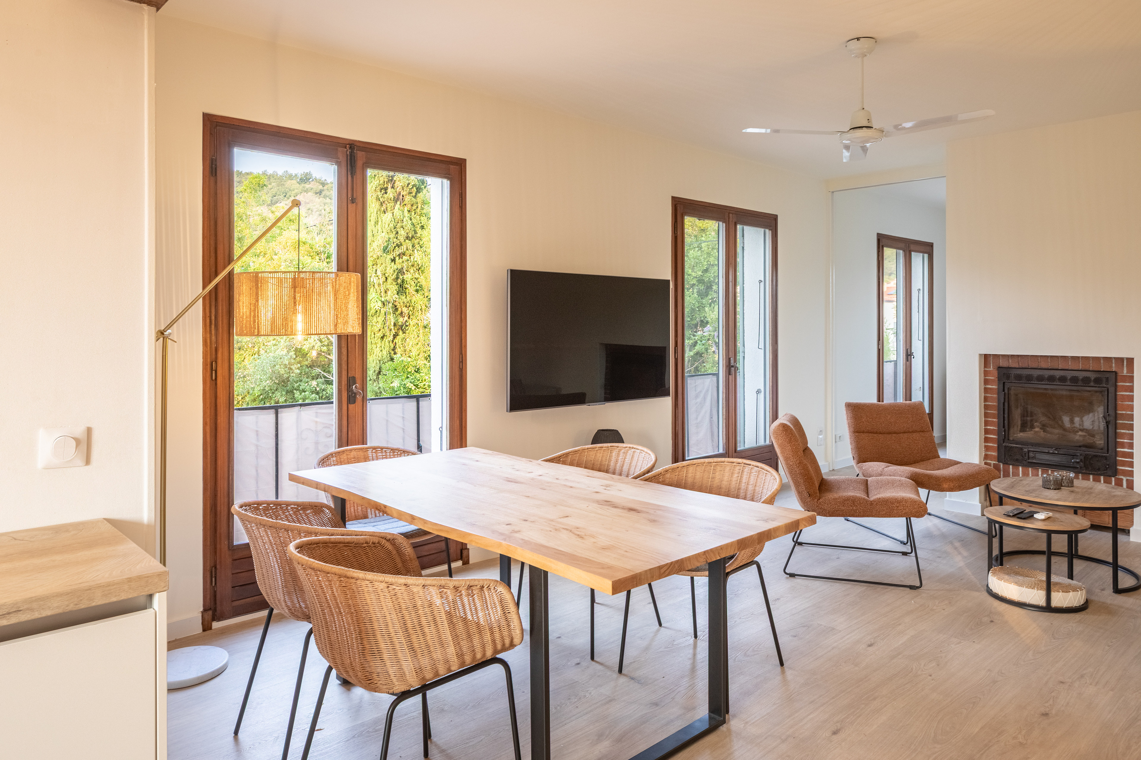 Alosa Balcon living and dining room with fireplace, TV and doors to the terrace