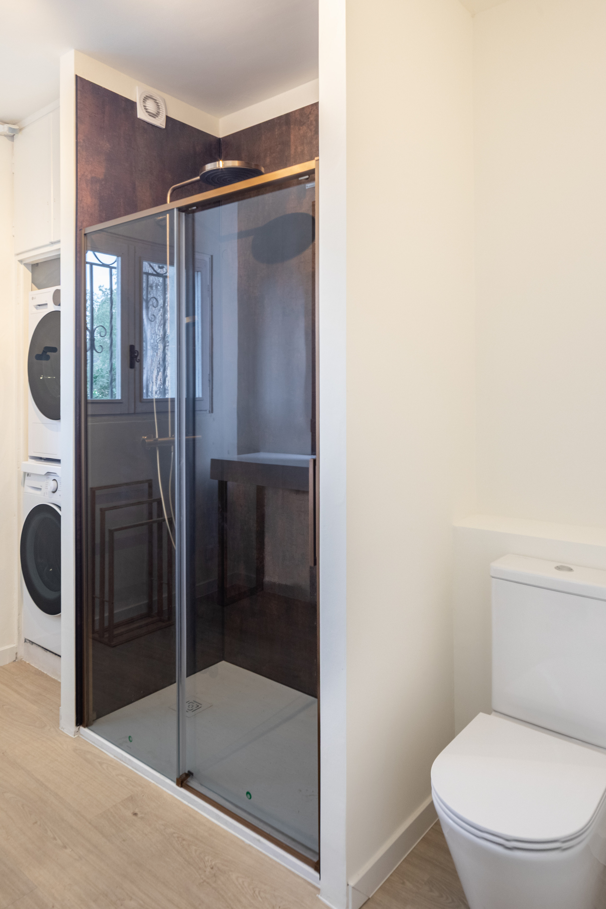 Baño de Alosa Balcon con ducha a ras de suelo, inodoro y lavadora-secadora