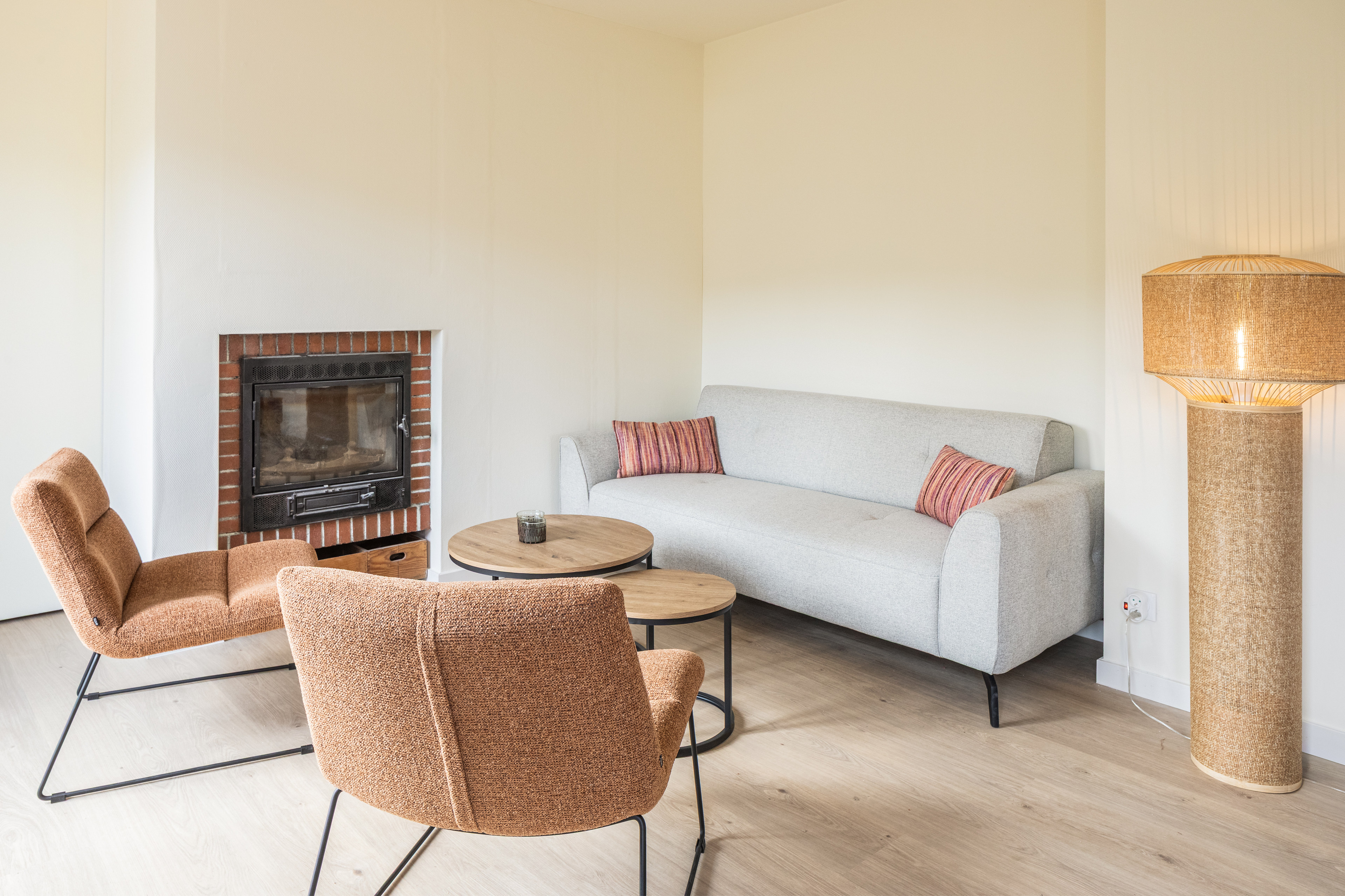 Sitzecke von Alosa Balcon mit Sofa, zwei Sesseln und Kamin