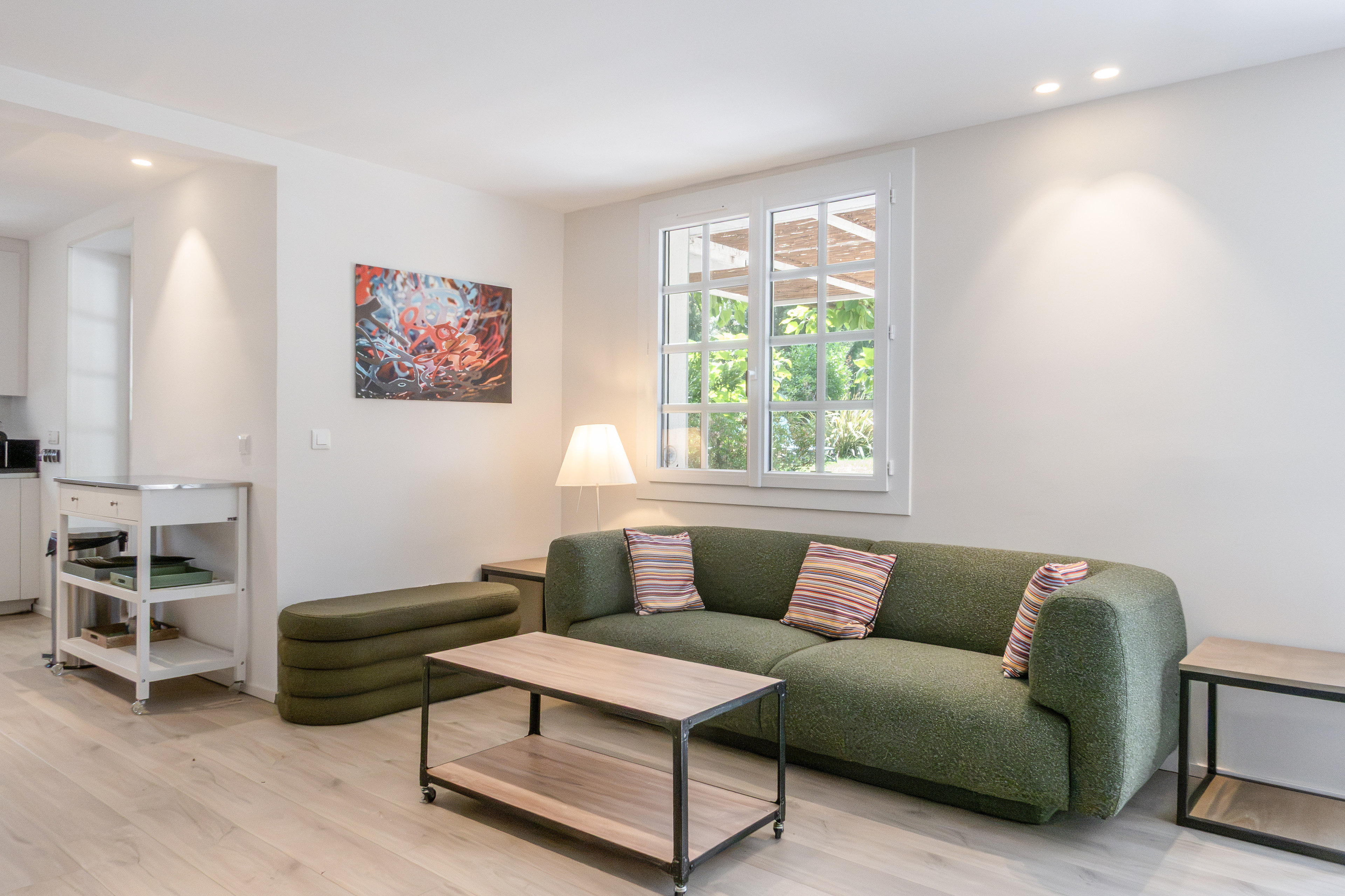 Wohnzimmer von Alosa Terrace mit grünem Sofa und Couchtisch