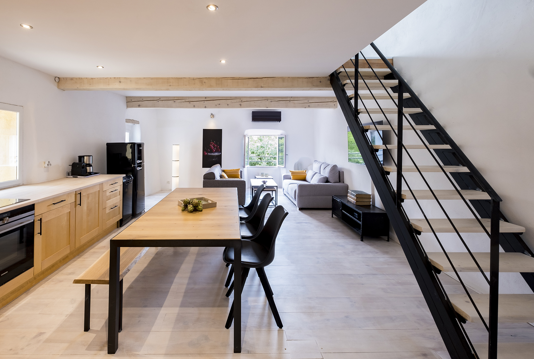 Duplex 77 in the centre of Céret: open living room and kitchen